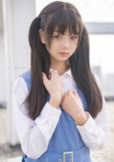护士趴下光屁股翘臀被打的